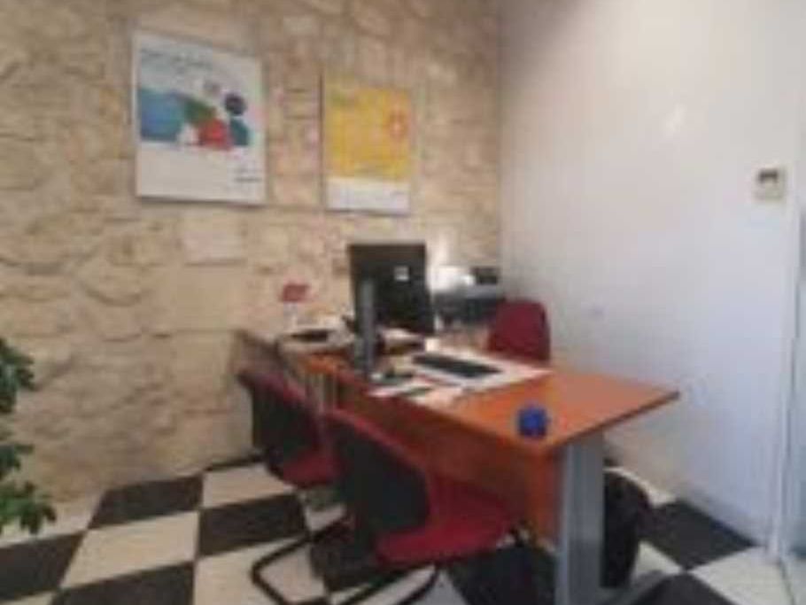 Sur les Boulevards à Bordeaux, en face de la Cité