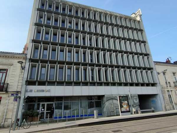 Barrière du Médoc, au pied du tram D et des comme