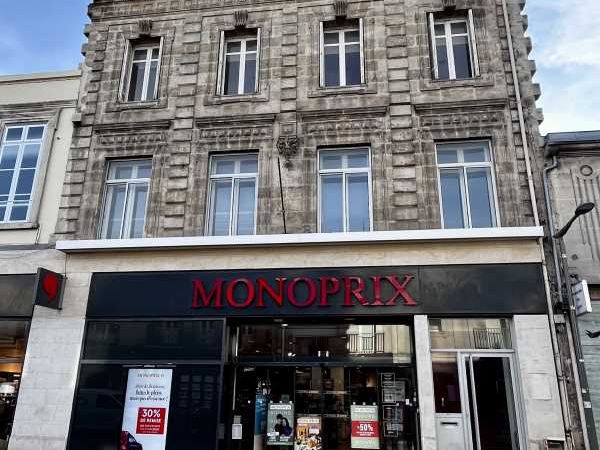 Le long de la ligne de tramway et à deux pas des 