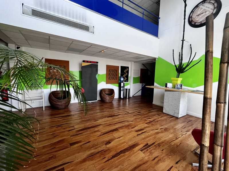 Au sein d'une zone tertiaire à Gradignan, RCG vou