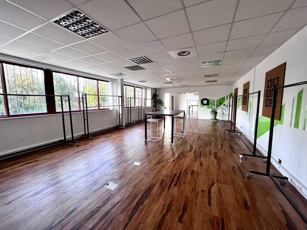 Au sein d'une zone tertiaire à Gradignan, RCG vou