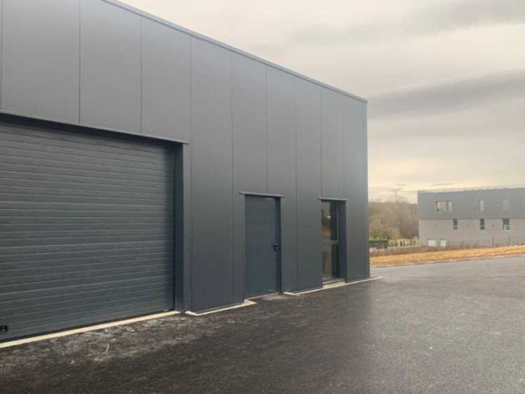 A proximité de la N89 sortie 4 au sein de la Zone