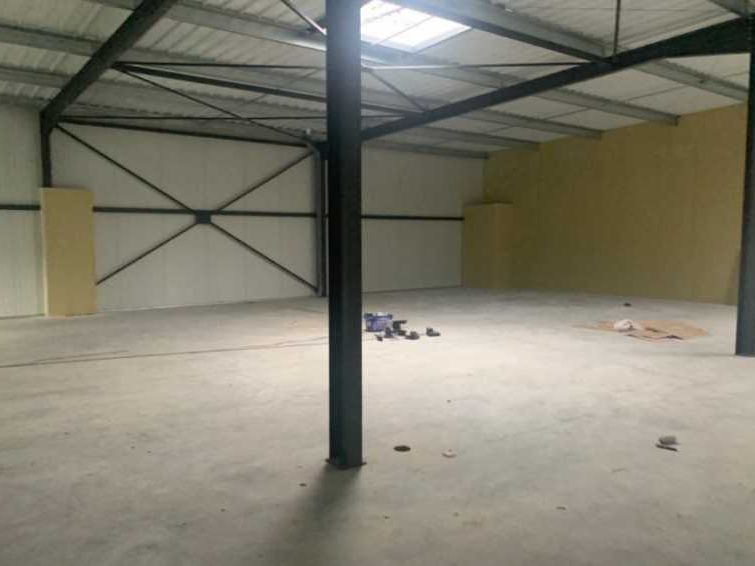 A proximité de la N89 sortie 4 au sein de la Zone