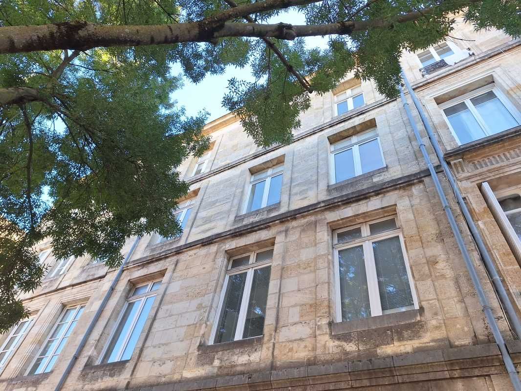 En plein centre-ville, à 2 min à pieds de la Plac