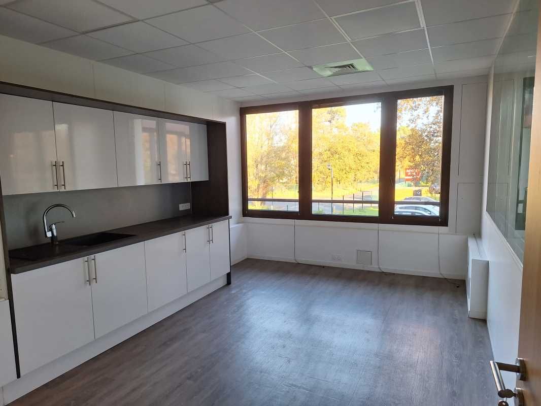 Au coeur d'un parc tertiaire arboré à proximité i