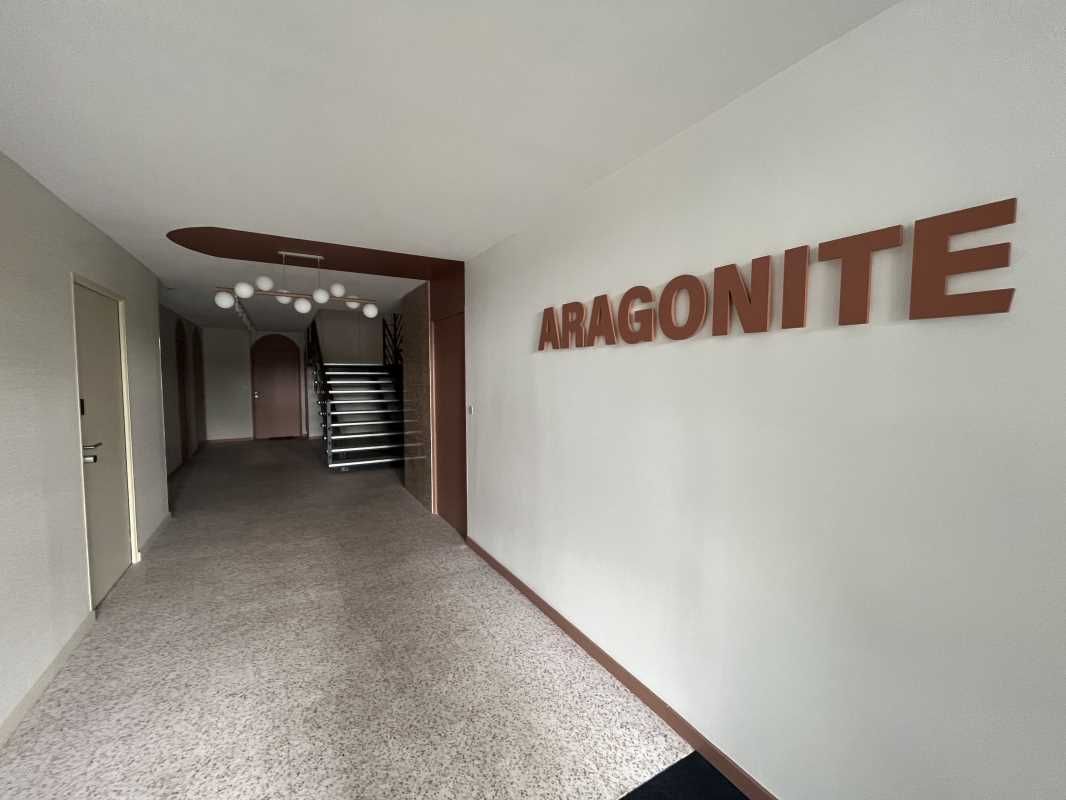 Dans la zone tertiaire du Chemin Long, à proximit