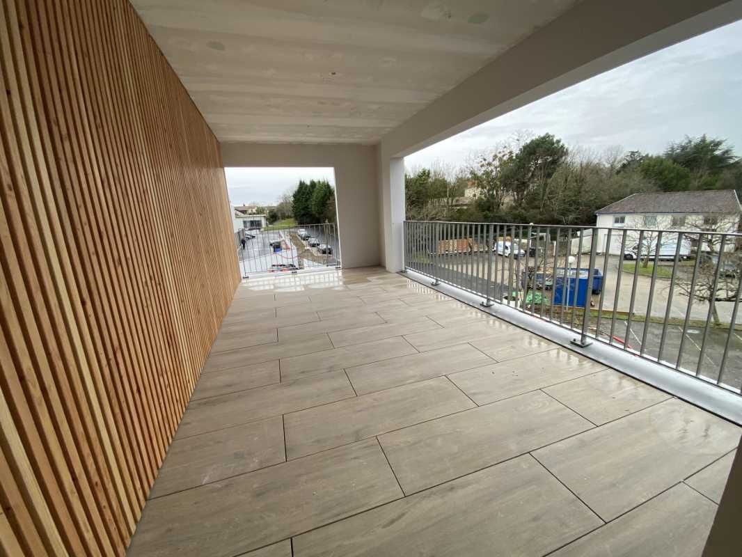 A proximité immédiate de la N89, au sein d'un imm