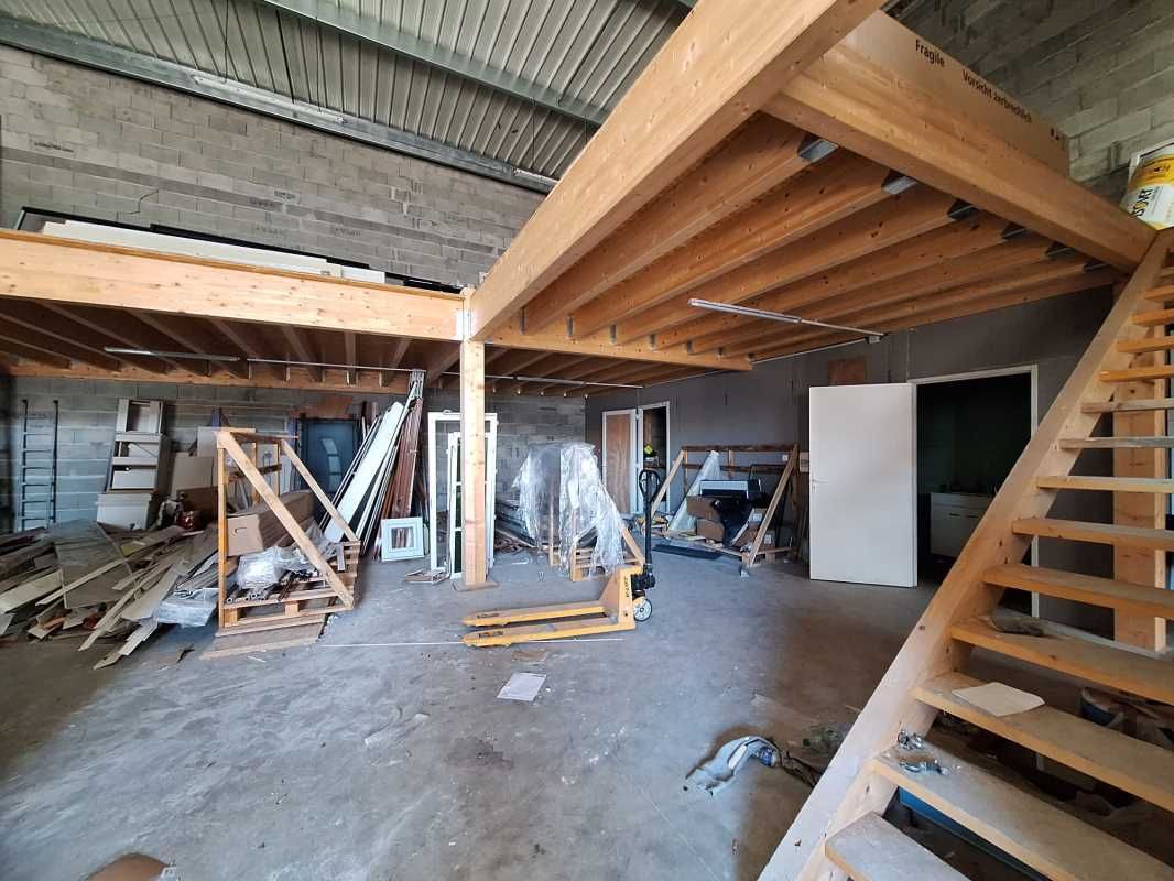 A proximité de la rocade sorties 11/12 et de l'aé