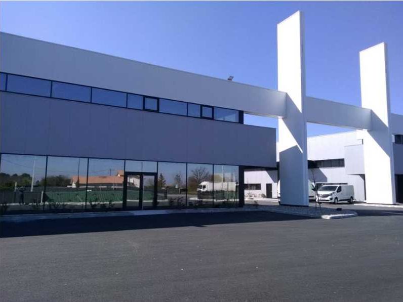 A proximité de la rocade sorties 11/12 et de l'aé