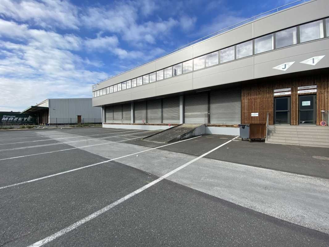 Situé au sein de la Zone Industrielle Fret à Brug