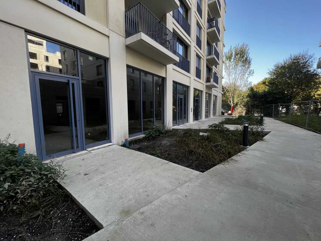 Sur les boulevards à proximité de la ligne de Tra