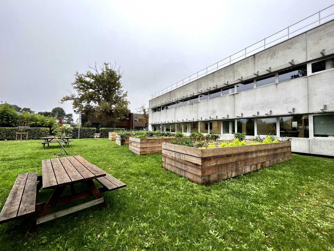 A proximité de l'A63, RCG vous propose à la locat