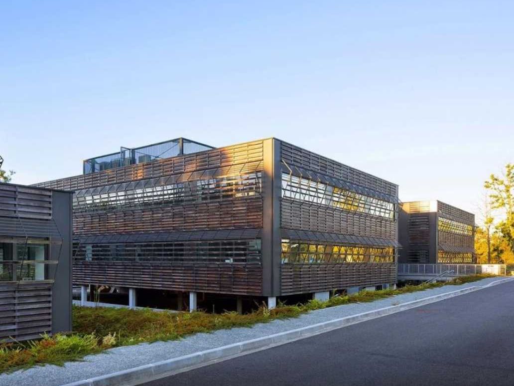 Dans un environnement verdoyant, le parc du Bourg