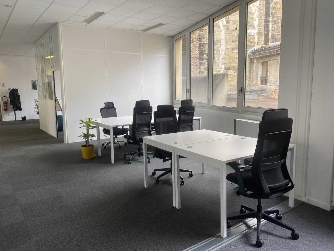 En plein centre-ville de Bordeaux, entre la place