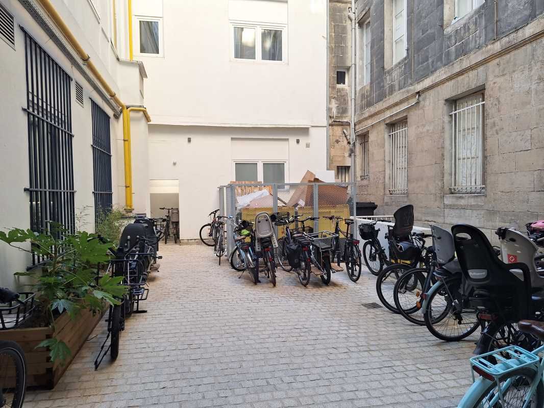 Au sein d'un bel immeuble en pierre situé au coeu