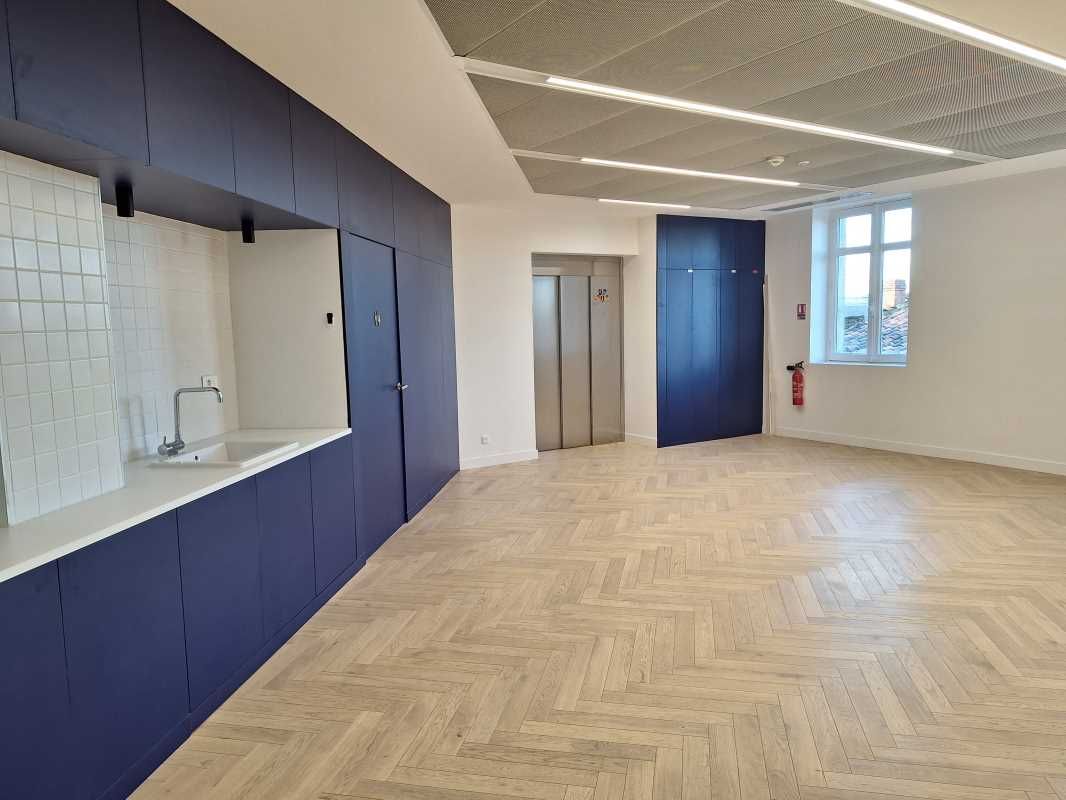 Au sein d'un bel immeuble en pierre situé au coeu