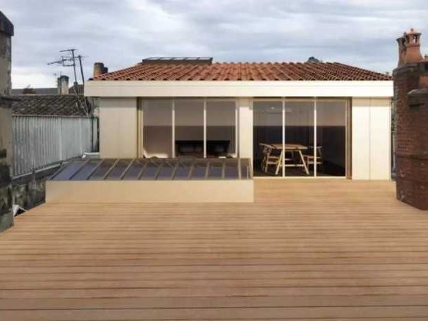 Au sein d'un bel immeuble en pierre situé entre l