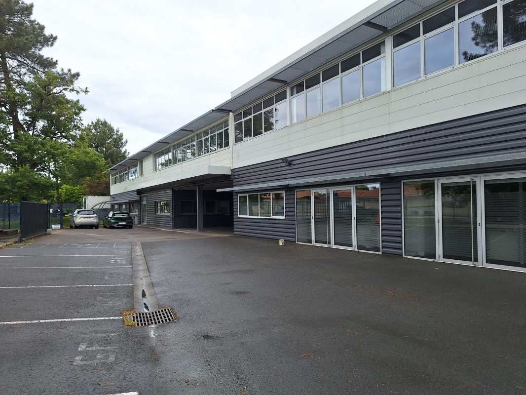 Au sein de la Z.A. de la Poterie à Gradignan,  RC