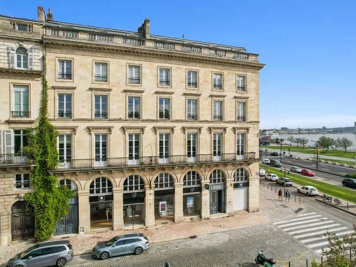 Sur la place des Quinconces, au sein d'un bel imm