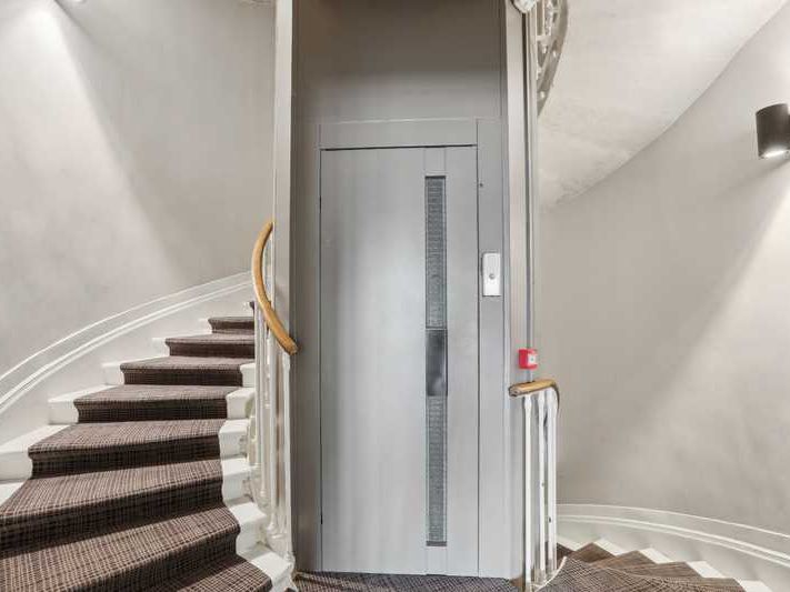 Sur la place des Quinconces, au sein d'un bel imm