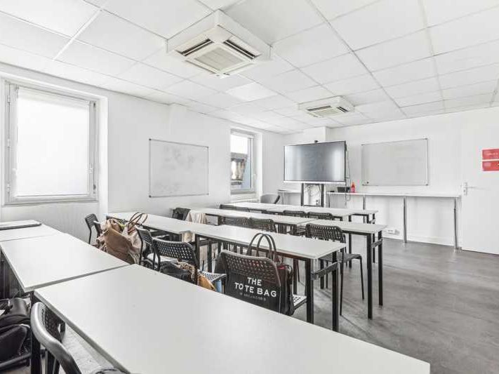 Sur la place des Quinconces, au sein d'un bel imm