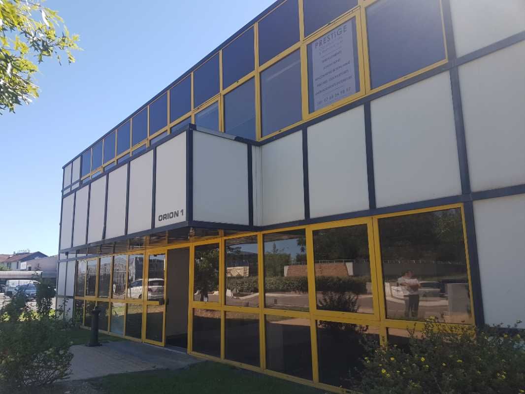 A proximité de l'aéroport et de la rocade sortie 