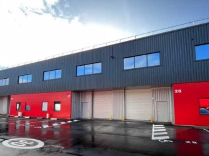 Au sein de la Zone d'Activités de Tresses, à prox