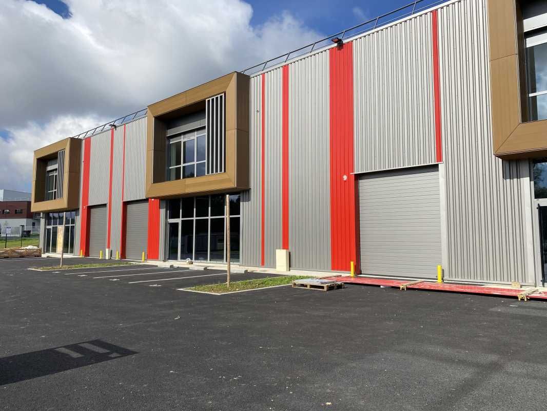 Au sein de la Zone d'Activités de Tresses, à prox