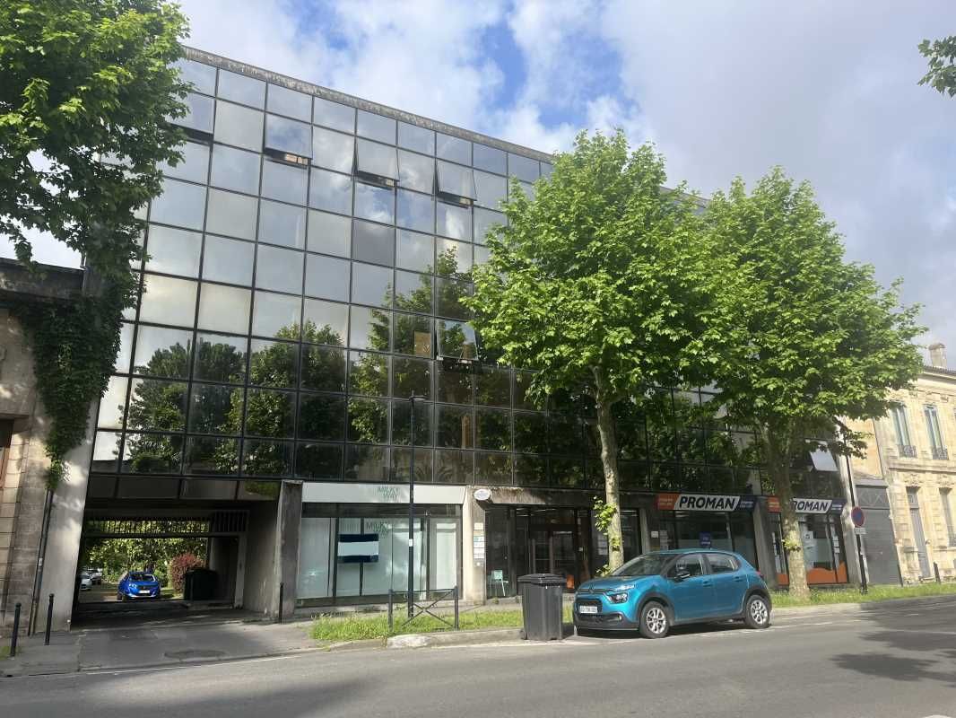 Le long d'un axe passant reliant la place Ravezie