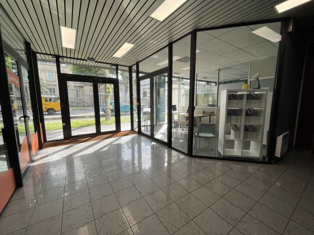 Le long d'un axe passant reliant la place Ravezie