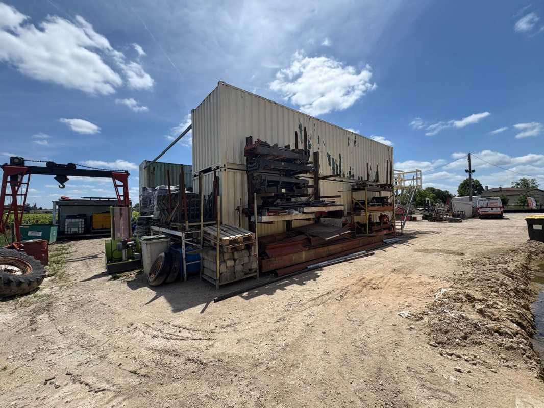 Situé sur un axe routier passant, à 20 minutes du