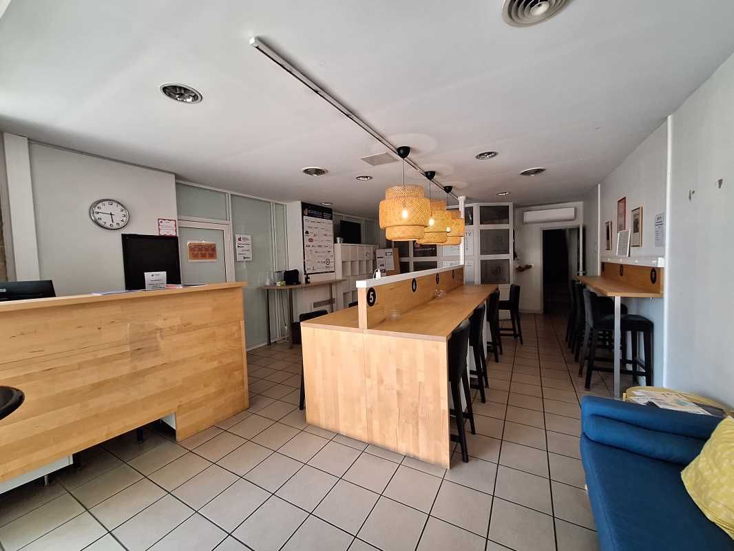 Le long du cours Georges Clemenceau , au sein du 