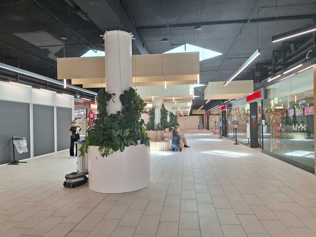 Au sein de la galerie commerciale St Christoly si