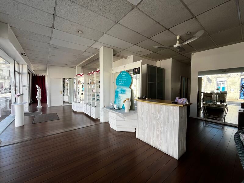 Dans l'hyper centre-ville de Pessac, à proximité 