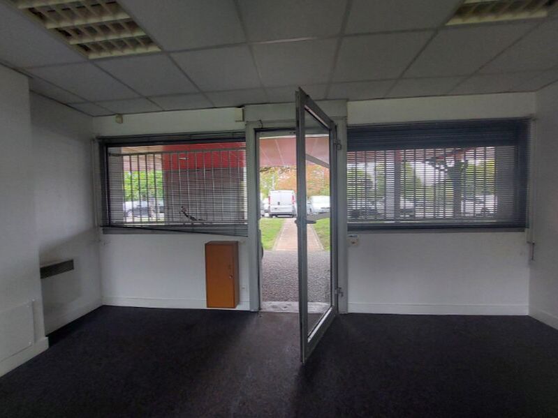 Au sein d'un quartier résidentiel, au pied d'un i