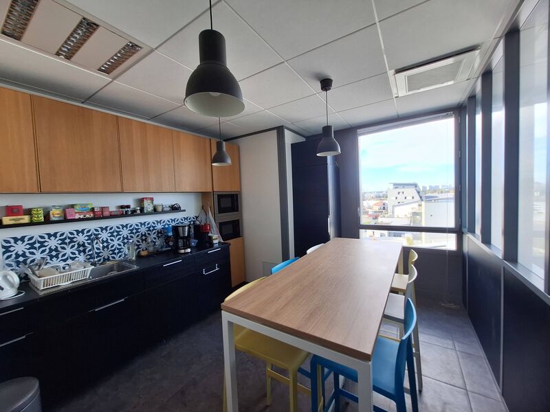 A proximité immédiate de la Cité du Vin, au sein 