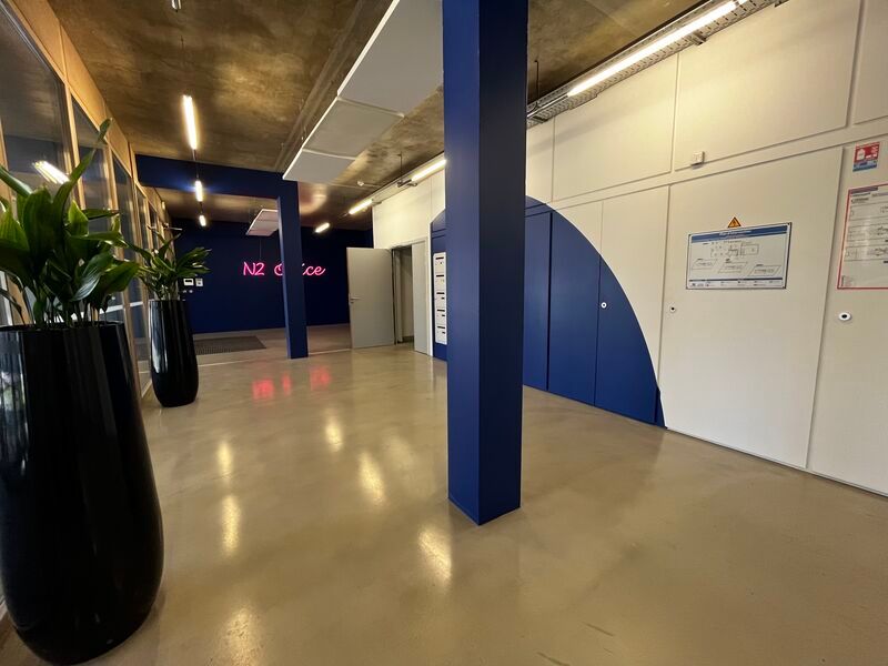 A proximité des bassins à flots, au pied du tram 