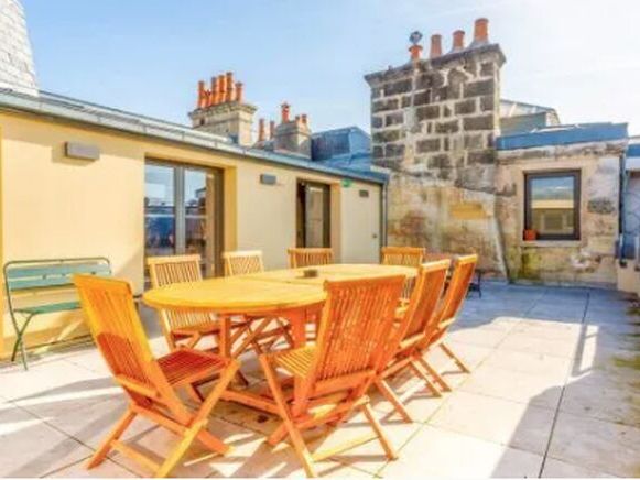 Au sein d'un bel immeuble en pierre situé au coeu