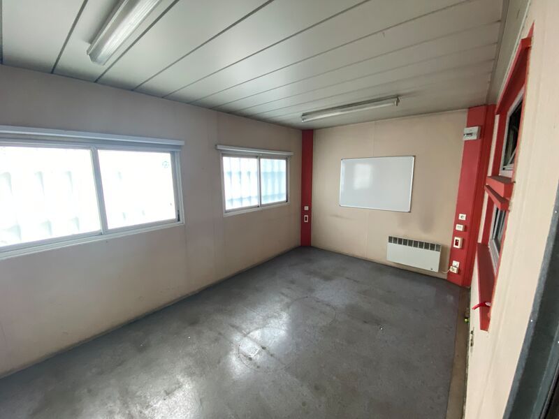 Situé à proximité immédiate de la rocade sortie 2