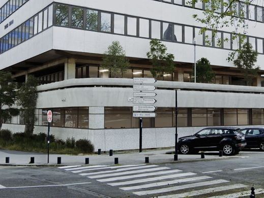 Au coeur de Mériadeck, au pied de la Tour 2000, R