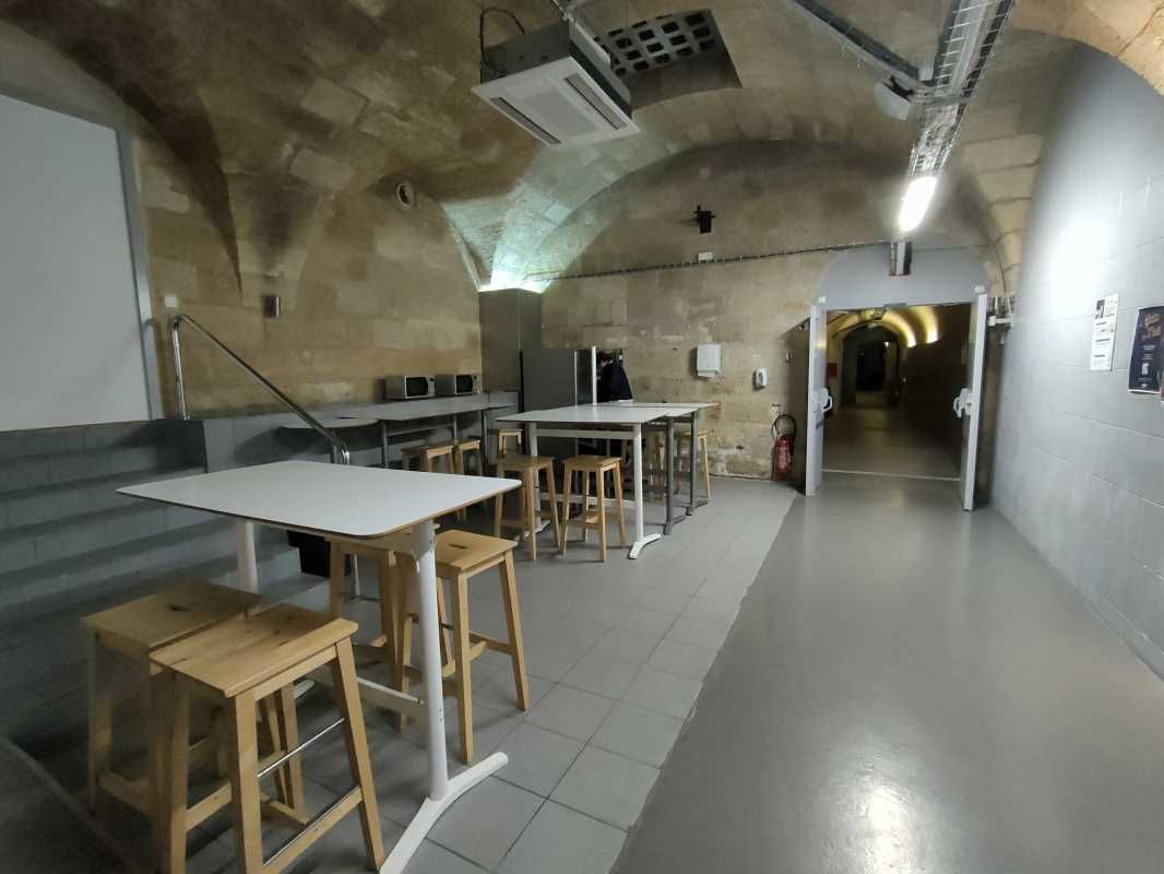 Quai des Chartrons,  au sein d'un ancien chai réh