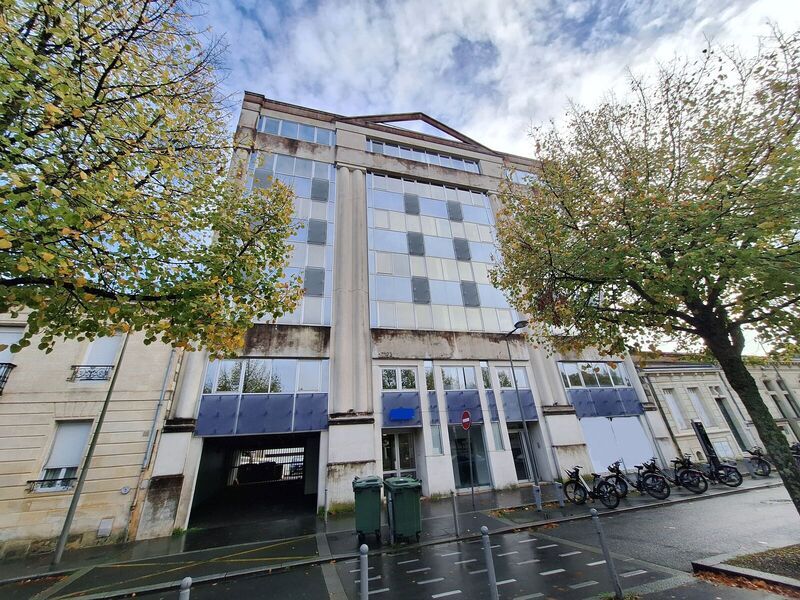 Au sein d'un immeuble tertiaire de bon standing,