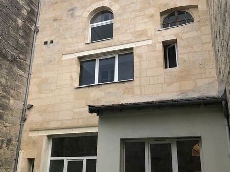 Quai des Chartrons au pied du tram B "Chartrons",