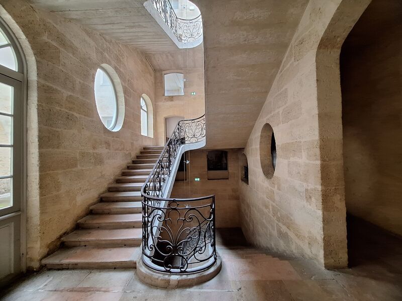 Au coeur des Chartrons, dans un très bel immeuble