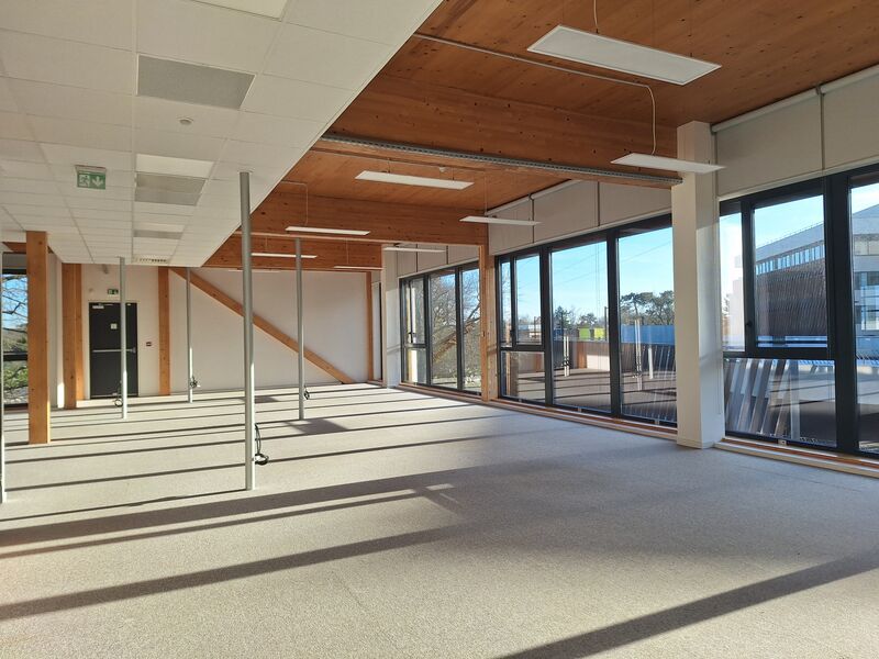 A Mérignac, à proximité immédiate de la rocade, R