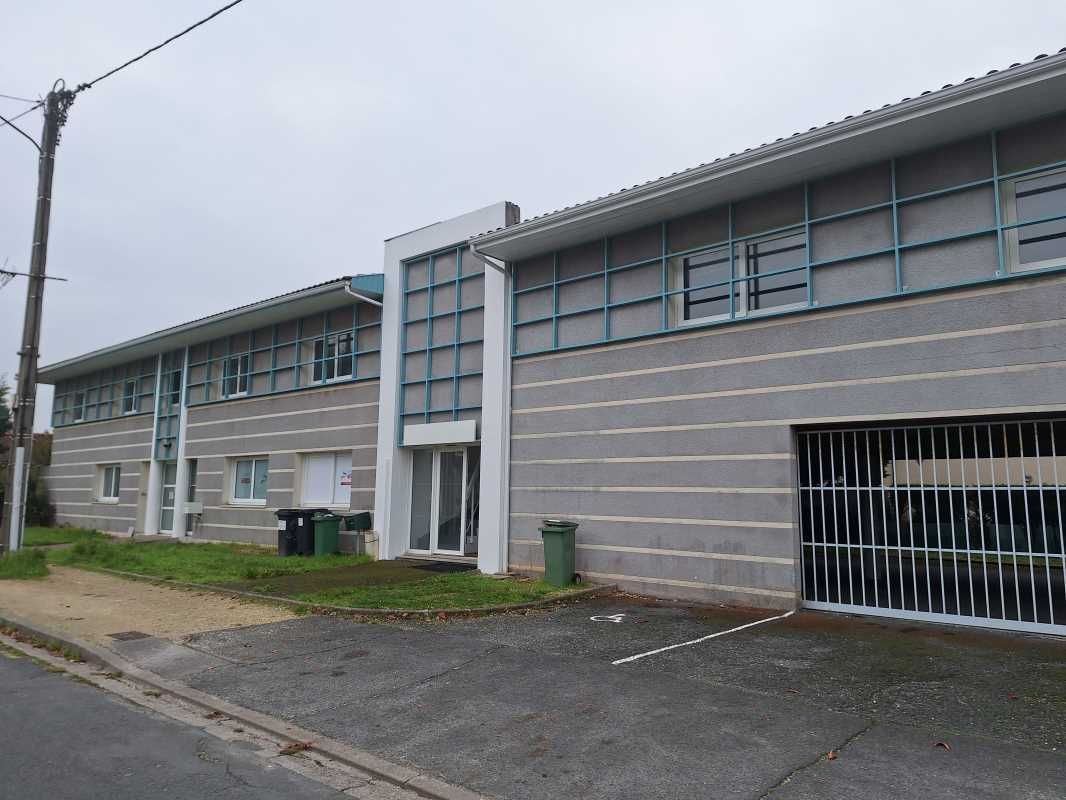 A Pessac, au 1 er étage d'un petit immeuble terti