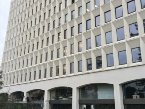 Le long des boulevards, à  proximité de la barriè