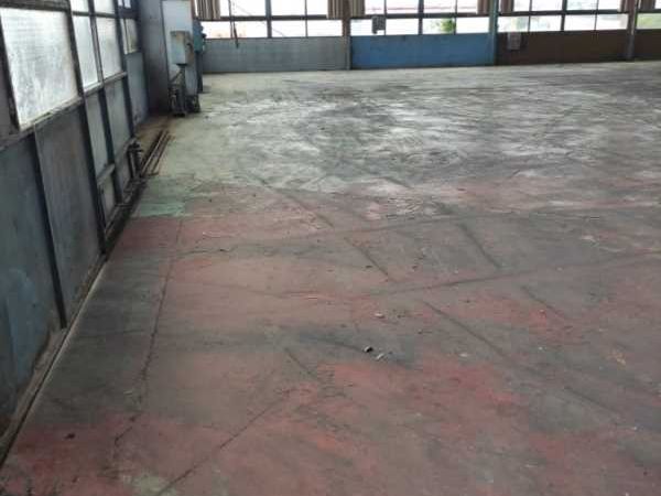 A proximité de la N10 et de la N141 sur la commun