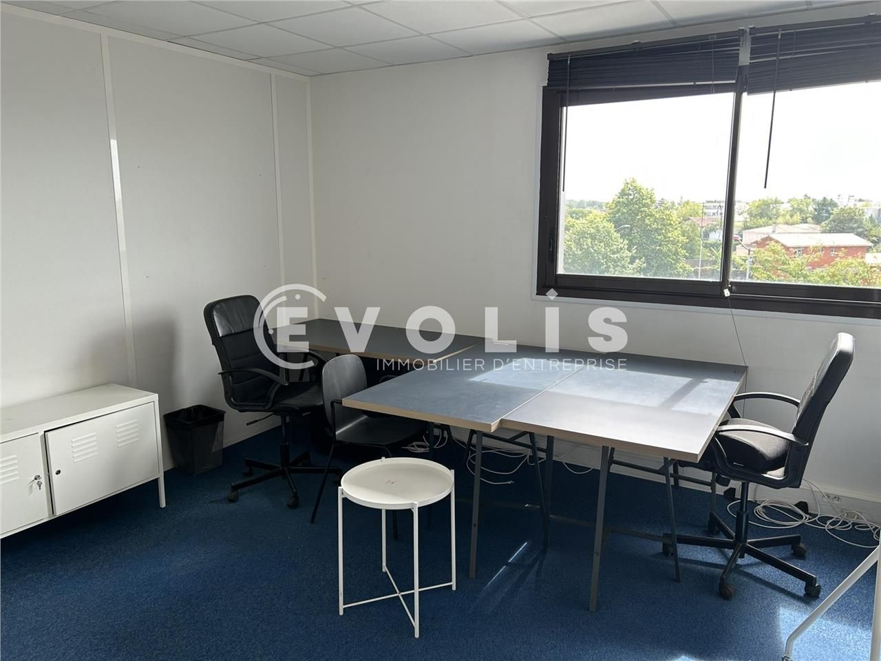 Dans un immeuble visible depuis la rocade, vous b