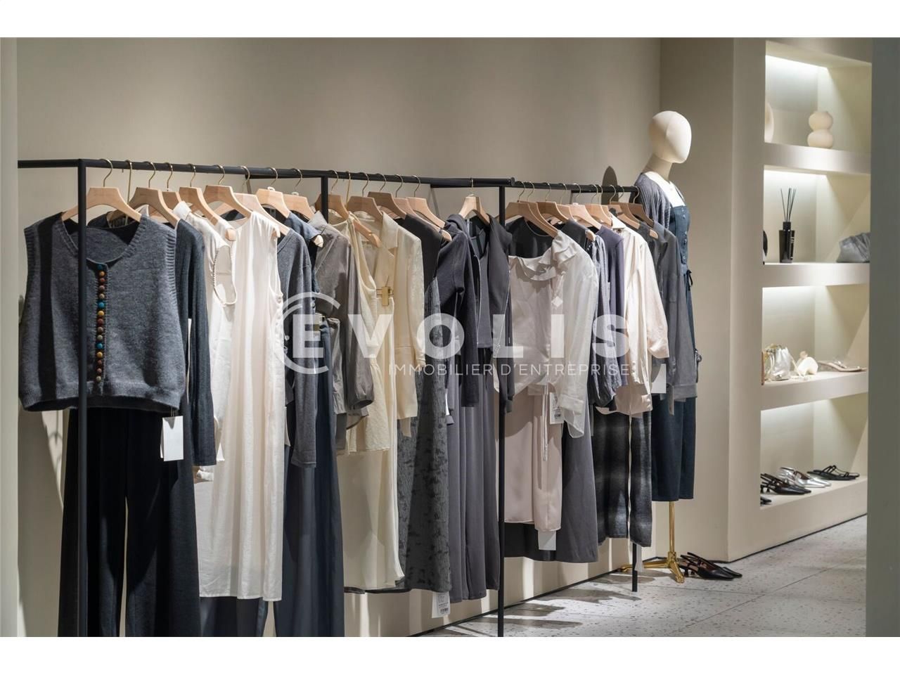 Situé sur une rue piétonne et commerçante de de l